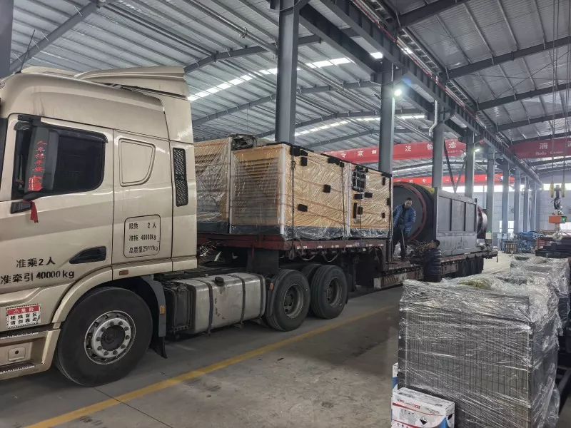 គ្រឿងចក្រជីករ៉ែ Jinqi បញ្ជូនដុំស្គរបំបែក និងឧបករណ៍ជំនួយទៅកាន់ប្រទេសរុស្ស៊ី